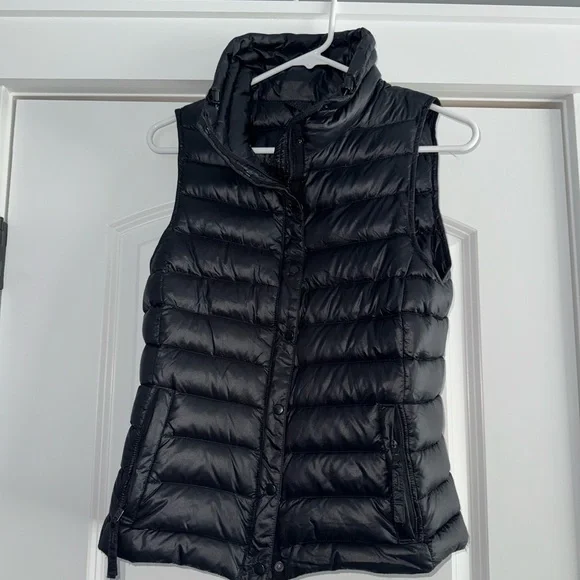 GAP Women's Midnight Black Puffer Vest - Picture 1 of 4